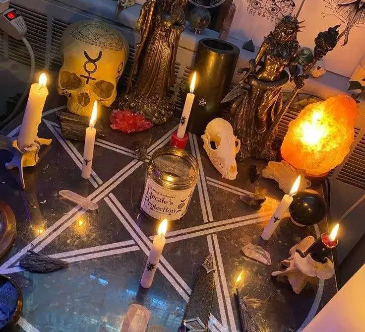 Protection Spells and Good Luck Rituals in USA - Protection altar with candles on a pentagram and a salt lamp