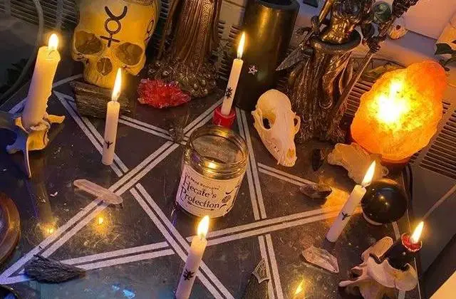 Protection Spells and Good Luck Rituals in USA - Protection altar with candles on a pentagram and a salt lamp